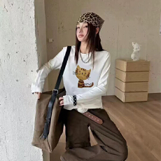 批发实体档口2025秋冬新款圆领长袖<b class='q'>T</b><b class='q'>恤</b>小猫咪图案潮流时尚百搭上衣潮