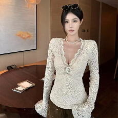 批发实体档口秋冬蕾丝深V钓系可外穿T恤<b class='q'>显瘦</b>喇叭袖口设计感长袖上衣女
