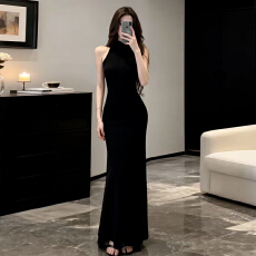 批发法式黑色挂脖连衣裙子女秋冬季2025新款高级感包臀裙收腰显瘦长裙