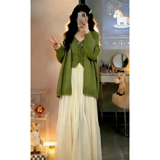 批发春季新款绿色针织开衫花朵<b class='q'>吊带</b>连衣裙子女2026超火一整套长裙套装