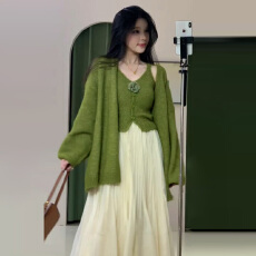 批发春季新款绿色针织开衫花朵<b class='q'>吊带</b>连衣裙子女2026超火一整套长裙套装