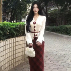 批发新年战袍姐系贵感红色<b class='q'>连衣裙</b>子女<b class='q'>冬季</b>2026超火穿搭一整套装长裙