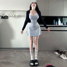 批发早秋韩系氛围感穿搭一整套女2026年新款条纹吊带连衣裙子两件套装