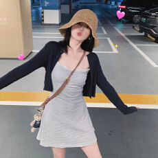 批发早秋韩系氛围感穿搭一整套女2026年新款条纹吊带连衣裙子两件套装