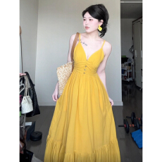 批发早春法式黄色V领吊带<b class='q'>连衣裙</b>女夏2026新款海边度假高级感收腰长裙