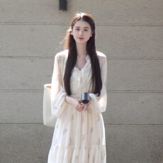 批发法式白色碎花V领<b class='q'>连衣裙</b>女2026春季新款特别漂亮掐腰泡泡袖长裙子