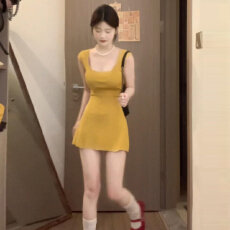 巨好看黄色吊带连衣裙子女早春季2026新款高级感无袖法式气质短裙