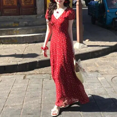 批发2026新款法式红色碎花短袖<b class='q'>连衣</b>裙子女夏季度假风明媚穿搭收腰<b class='q'>长裙</b>