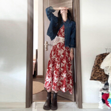 批发法式红色碎花吊带连衣裙女2026新款早春季海边假日高级感穿搭长裙