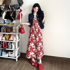 批发法式红色碎花吊带连衣裙女2026新款早春季海边假日高级感穿搭长裙
