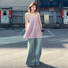 批发紫色挂脖碎花连衣裙子女夏2026新款法式海边度假绝美露背吊带短裙