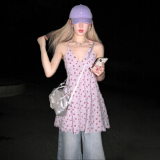 紫色挂脖碎花连衣裙子女夏2026新款法式海边度假绝美露背吊带短裙