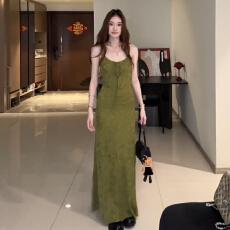 批发法式复古绿色吊带连衣裙女夏季海边度假风巨好看气质修身包臀长裙