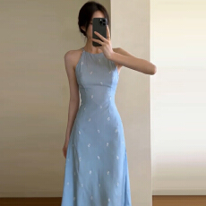 批发法式气质蓝色碎花吊带连衣裙子女夏季2026<b class='q'>新款</b>海边度假高级感长裙