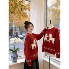 批发过年红色卡通提花毛衣女秋冬新款大码<b class='q'>胖</b><b class='q'>mm</b><b class='q'>显瘦</b>减龄漂亮针织衫上衣