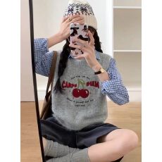 批发温柔<b class='q'>甜美</b>减龄樱桃字母针织马甲女2026秋冬季宽松叠穿无袖毛衣背心