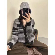 批发2026新款秋冬复古撞色软糯条纹V领针织开衫毛衣外套上衣女时尚<b class='q'>潮</b>