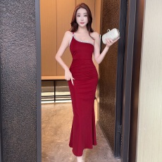 批发性感单肩镶钻吊带<b class='q'>连衣裙</b>女红色修身包臀长裙高级感气质宴会<b class='q'>礼服</b>裙