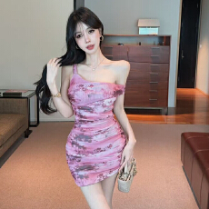 批发夜场辣妹新款纯欲性感斜肩领花色显瘦包臀褶皱吊带连衣裙