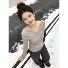 批发百搭交叉V领灰卡其色毛衣女款2026年新款春季独特漂亮巨好看上衣