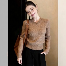 批发焦糖色坑条简约收腰<b class='q'>针织衫</b>女2026春季简单大方绝美通勤高知感上衣