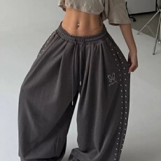 批发【人棉+绣花+子母条复古慵懒风铆钉杠条抽褶阔腿宽松运动休闲裤
