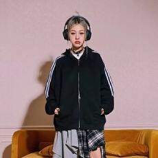 批发纯色潮牌侠三条杠<b class='q'>连帽卫衣</b>女春秋2026新款宽松插肩袖开衫拉链外套