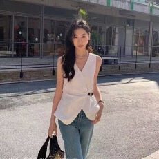 批发夏季气质港式辣妹v领设计感侧系皮扣百搭收腰显瘦无袖背心衬衫女