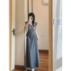 批发设计感掐腰时尚气质小飞袖灰色<b class='q'>连衣裙</b>女夏季新款高级感褶皱中长裙