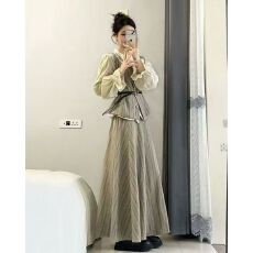 批发法式温柔风条纹套装穿搭简约打底上衣纽扣马甲背心百搭长裙三件套