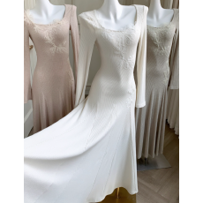 批发十三行好品质 优雅方领喇叭袖<b class='q'>连衣裙</b>立体<b class='q'>绣花</b>插片大摆针织裙