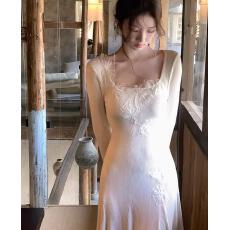 批发十三行好品质 优雅方领<b class='q'>喇叭袖</b><b class='q'>连衣裙</b>立体绣花插片大摆针织裙