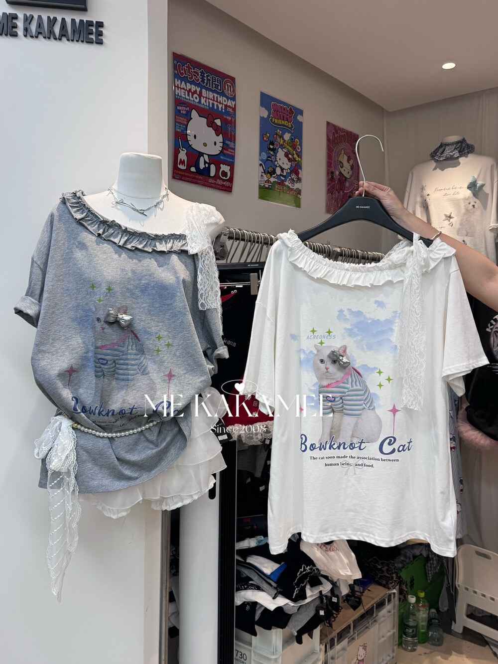FA33550# 蕾丝绑带露肩猫咪喷画设计款短袖T恤配可拆卸蝴蝶结 服裝批發女裝批發服飾貨源