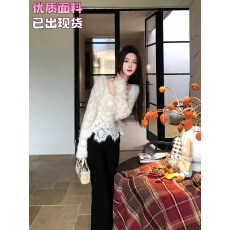 批发木子李的李柔织白烬设计感长袖方领内搭<b class='q'>蕾丝</b>加绒针织喇叭长裤冬