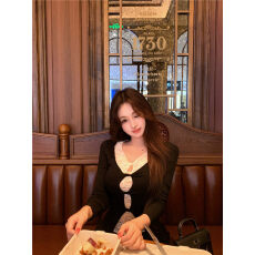 批发人棉磨毛假两件V领蕾丝<b class='q'>镂空</b>长袖T恤女秋冬内搭打底<b class='q'>衫</b>修身上衣