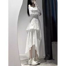 批发秋季高级感白色长袖一字肩<b class='q'>连衣裙</b>女赫本风<b class='q'>收腰</b>设计感不规则长裙子