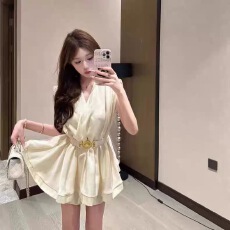 批发2025夏季新款气质高级感V领无袖收腰上衣时尚百搭高腰<b class='q'>短裤</b>两件套