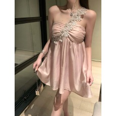 批发不规则斜肩<b class='q'>蕾丝</b>抹胸<b class='q'>连衣裙</b>女粉色气质甜辣风夏季新款花朵吊带短裙