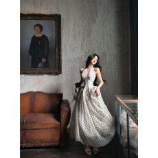 批发法式浪漫V领波点挂脖<b class='q'>连衣裙</b>女2026夏季新款长裙气质收腰裙子