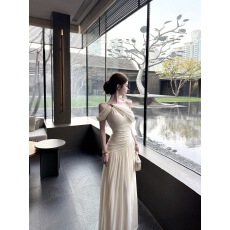 批发法式温柔风一字肩露肩吊带<b class='q'>连衣裙</b>女春季新款收腰显瘦高级感长裙子