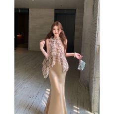 批发轻熟风遮肉显瘦菱格无袖挂脖荷叶边上衣+高腰缎面鱼尾长裙两件套