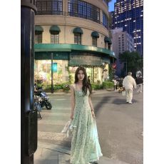 批发绿色碎花吊带方领收腰<b class='q'>连衣裙</b>女装2026年<b class='q'>夏</b>天出游出片穿搭茶歇法式