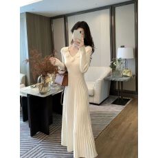 批发花朵围脖v领针织<b class='q'>连衣裙</b>女秋冬新款高级感收腰内搭a字毛衣裙长裙