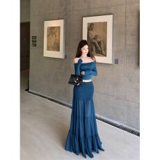 批发一字肩辣妹修身长袖T恤女春季湖蓝色套装半身裙高腰大摆裙<b class='q'>两件</b>套