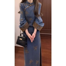 批发新中式复古刺绣<b class='q'>旗袍</b><b class='q'>改良</b>连衣裙女2025秋冬新款高级感修身开叉长裙