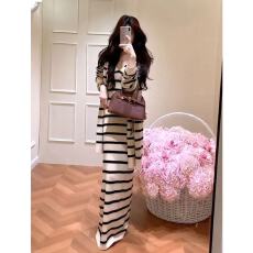 批发秋季流行风格法式高级感巨好看独特漂亮<b class='q'>条纹</b>开衫背心<b class='q'>连衣裙</b>套装女