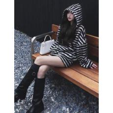 批发冬季2025韩版高级条纹高级条纹<b class='q'>卫衣</b>连帽上衣高腰短裙套装两件套