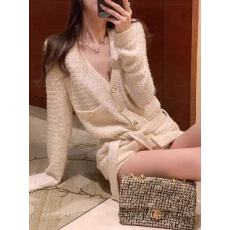 批发小香风<b class='q'>毛衣</b>外套女2025秋季新款V领百搭针织开衫<b class='q'>中长款</b>米杏色上衣