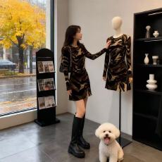 批发豹纹印花<b class='q'>长袖</b><b class='q'>连衣裙</b>女2025秋冬新款高级感时尚性感修身显瘦短裙子