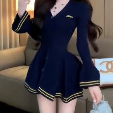 批发小个子V领单排扣喇叭袖短款<b class='q'>连衣裙</b>纯欲风修身显瘦腰臀比A字针织裙